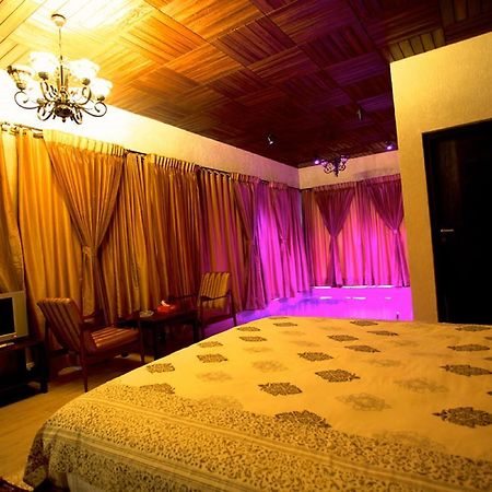 Отель Kino Lakeside Chalet Лонавала Экстерьер фото